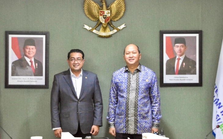 Menekraf Teuku Riefky Harsya bersama Meninves Rosan Roeslani di Jakarta, Selasa (18/3)