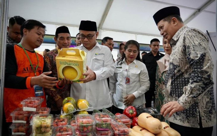 Menkop Budi Arie Setiadi meninjau produk di stand bazar ramadan, Rabu (19/3)