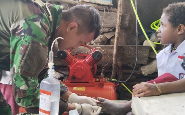 Pelayanan kesehatan satgas Yonif 700/Wyc
