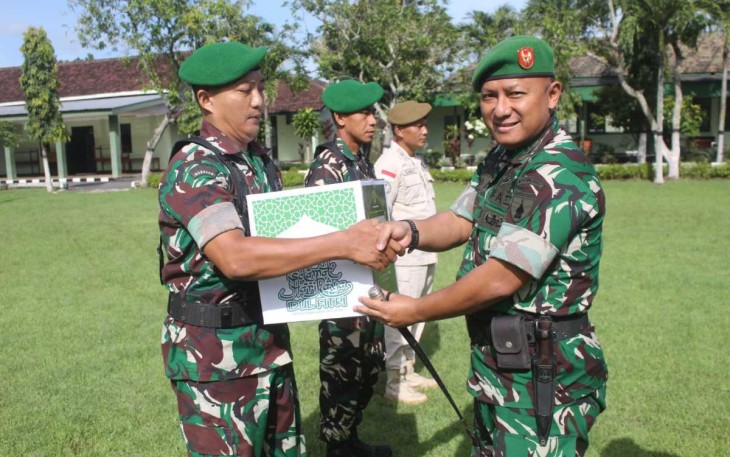 Dandim 0806/Trenggalek Letkol Czi Yudo Aji Susanto memberikan bingkisan lebaran prajuritnya 