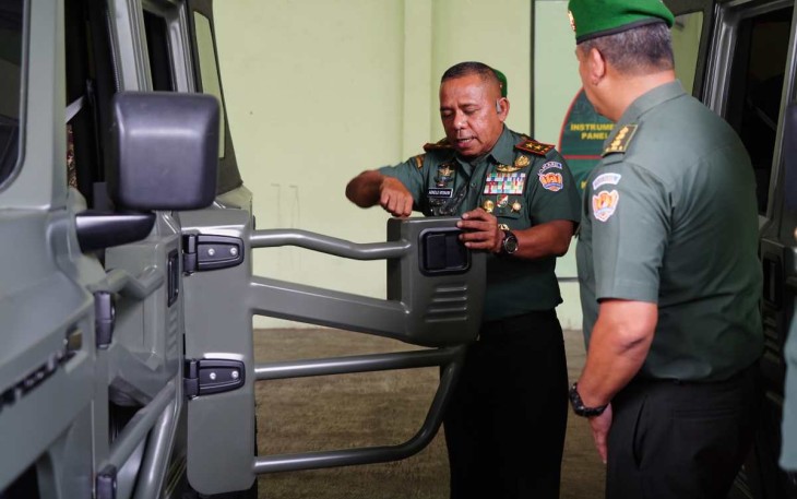 Gubernur Akmil Mayjen TNI Arnold A.P Ritiauw saat menyerahkan rantis Maung