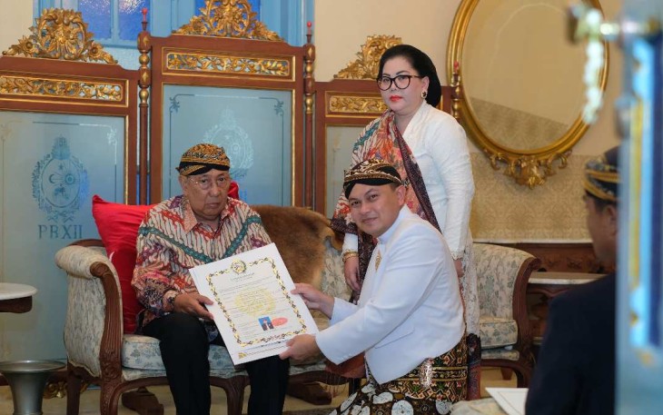 Setiawan Dirjonagoro saat menerima gelar kanjeng pangeran 