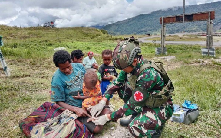 Pelayanan kesehatan satgas Yonif 700/Wyc