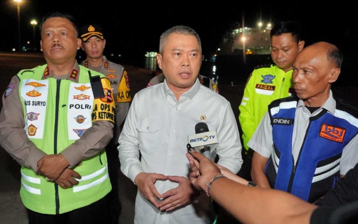 Menhub Dudy Purwagandhi saat meninjau pelabuhan Merak, Minggu (23/3)