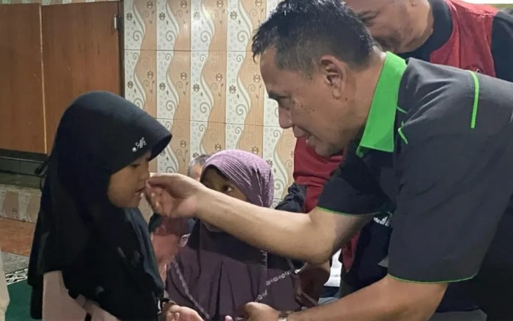 Ketua KONI Kota Depok, Herry Suprianto menyantuni anak yatim
