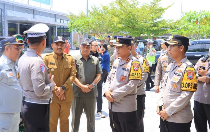Kapolda Jatim Irjen Pol Drs Nanang Avianto saat menerima pemaparan kondisi rest area tol Ngawi, Selasa (25/3)