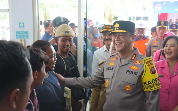 Kapolda Kalteng Irjen Pol Iwan Kurniawan saat berdialog dengan pemudik di pelabuhan Kumai