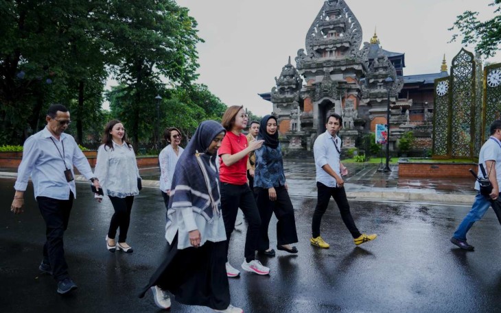 Wamenekraf Irene Umar (kaos merah) mengunjungi kawasan TMII