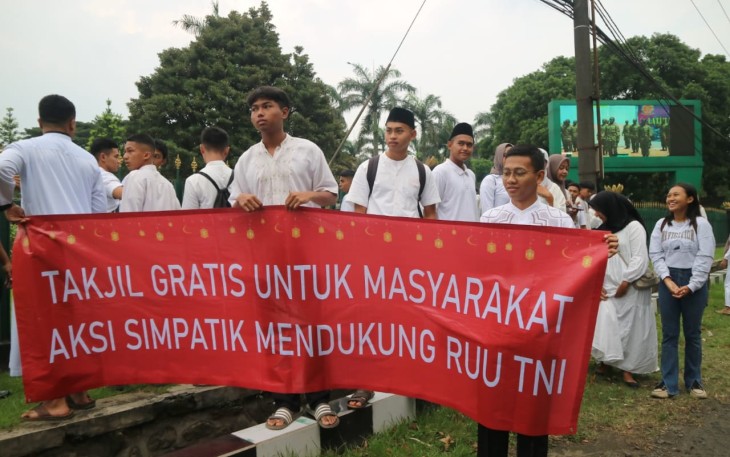 Aksi simpatik mendukung RUU TNI di Malang 