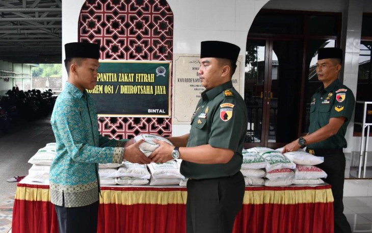 Kabintalrem 081/DSJ Lettu Inf Agus Susilo menyalurkan zakat fitrah 