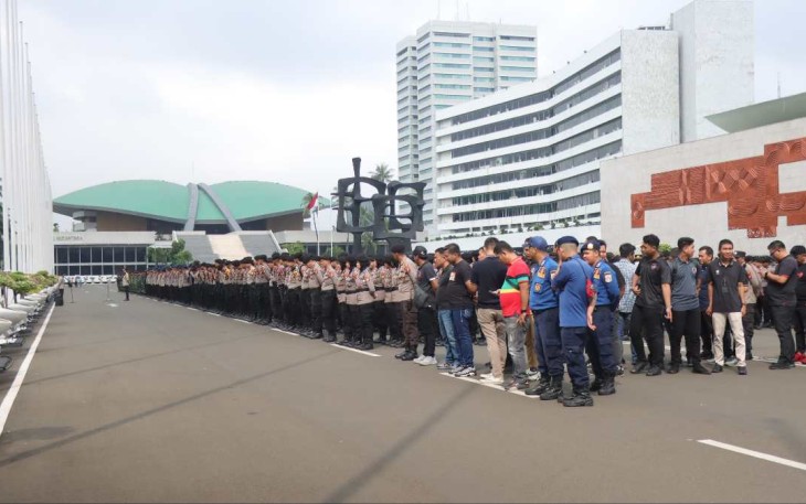 Pengamanan personel aksi demo di DPR RI, Kamis (27/3)