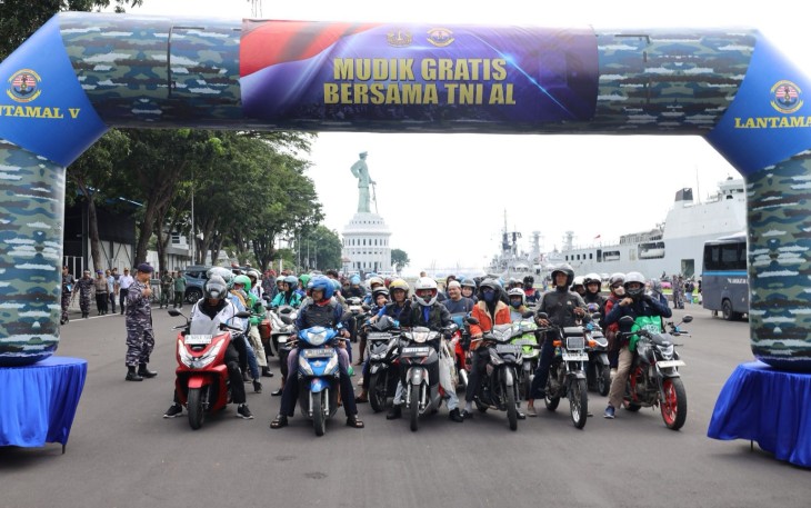 Mudik Gratis Gunakan KRI Banjarmasin-529