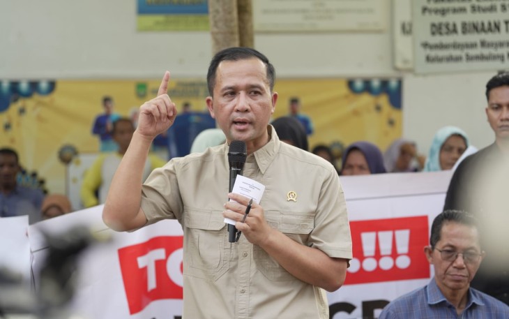 Mentrans Iftitah Sulaiman berdialog dengan warga Rempang, Sabtu (29/3)