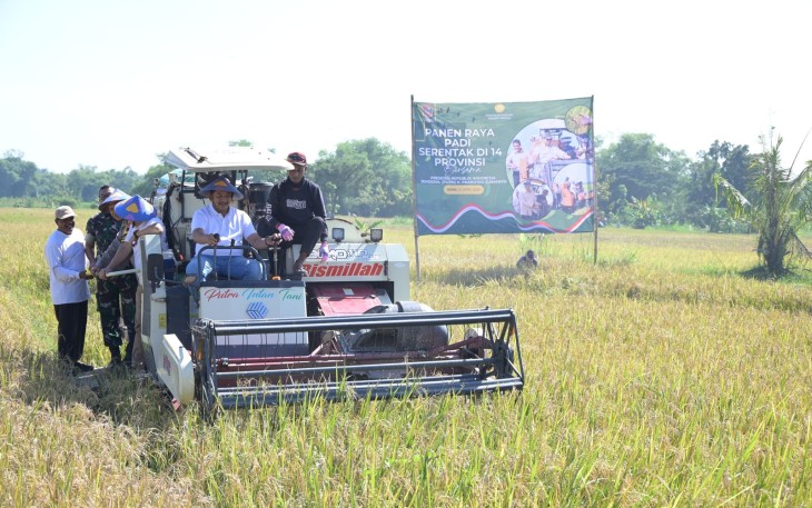 Bupati dan Wakil Bupati Karanganyar bersama jajaran Forkopimda dan perwakilan PT Bulog mengikuti panen raya padi serentak, di Desa Wonolopo, Tasikmadu, Karanganyar, Senin (7/4/2025)