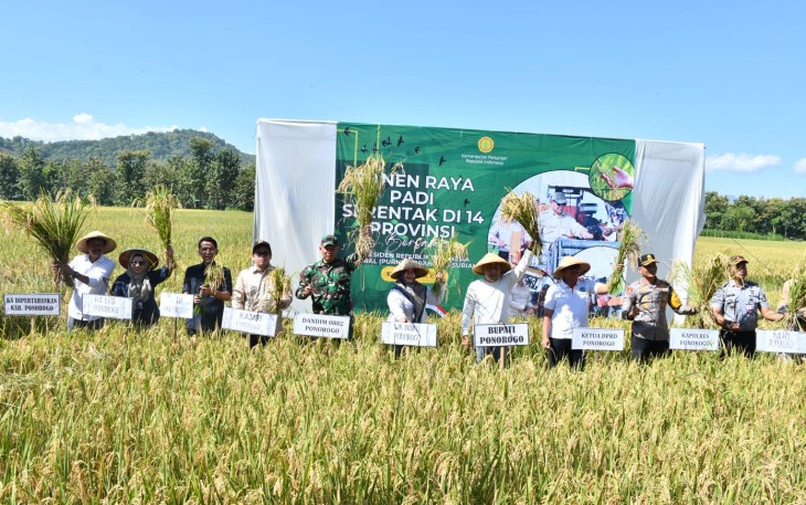 Komandan Kodim 0802/Ponorogo Letkol Inf Dwi Soerjono hari ini mengikuti kegiatan panen raya padi secara serentak bertempat di Desa Ngrandu Kecamatan Kauman Kabupaten Ponorogo, Senin (07/04/2025)