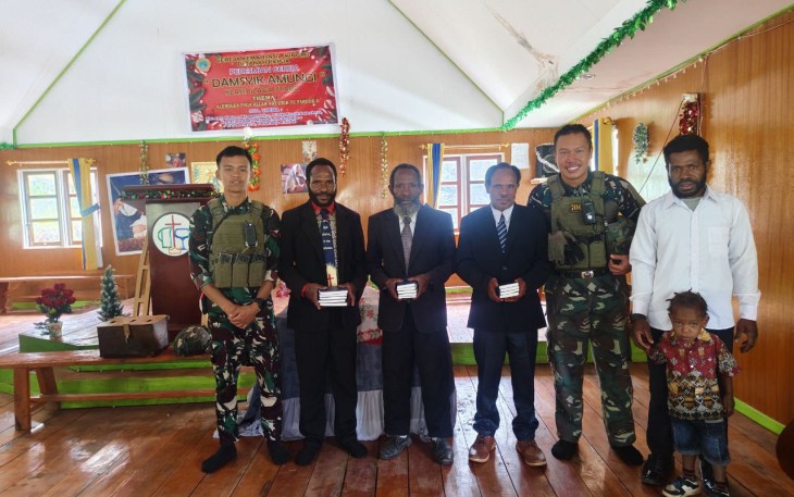 Doa Damai dan Dedikasi, Satgas TNI Berbagi Alkitab di Gereja Kingmit Mayuberi
