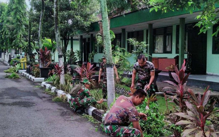 Pembersihan lingkungan di Makodim Trenggalek 