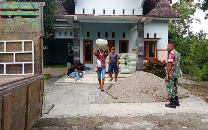 Anggota Koramil 0803-13/Kebonsari Pantau Kegiatan Penyerapan Gabah oleh Perum Bulog
