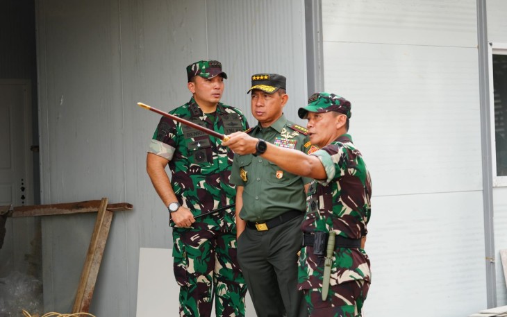 Panglima TNI Jenderal TNI Agus Subiyanto, didampingi Panglima Kostrad Letnan Jenderal TNI Mohammad Fadjar, MPICT., meninjau langsung progres pembangunan fasilitas prajurit di Markas Komando Brigade Infanteri (Brigif) 17/Kostrad, Cijantung, Jakarta Timur. Selasa (15/4/2025)