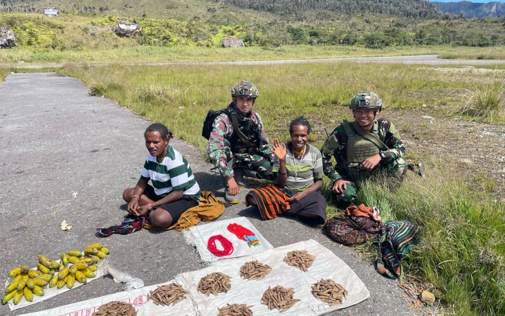 Prajurit Satgas TNI Borong Hasil Tani Warga Sinak