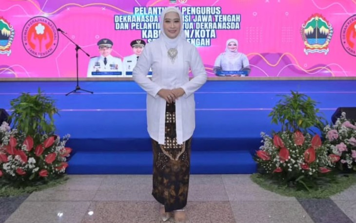 Farida Rober Christanto saat dilantik menjadi Ketua Dewan Dekranasda Karanganyar, di Gedung Gradhika Bhakti Praja, Kantor Gubernur Jawa Tengah, Kamis (17/42025). Foto : Istimewa