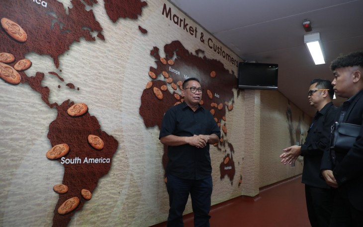 Anggota/Deputi Bidang Investasi dan Pengusahaan BP Batam, Fary Djemy Francis melakukan kunjungan kerja ke PT Asia Cocoa Indonesia, di Kawasan Industri Tunas Batam Center, Kamis (14/4/2025)