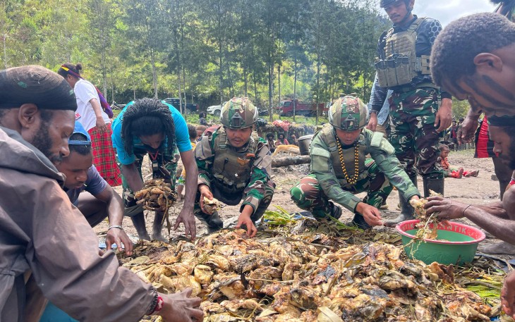Satgas TNI dan Warga Ilaga Rayakan Paskah dengan Bakar Batu