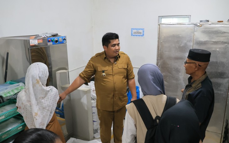 Bupati Bintan Roby Kurniawan bersama 20 Pemuda Terpilih dalam program Bintan Young Leaders melakukan kunjungan langsung ke Sentra Kerupuk Kelurahan Sei Lekop Kijang