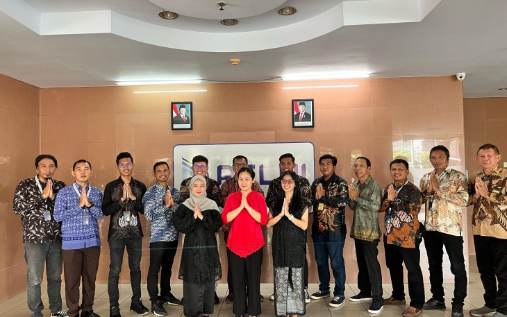 Pegawai PT Pelni (Persero) Cabang Bitung menggunakan Kebaya dalan rangka memperingati hari Kartini