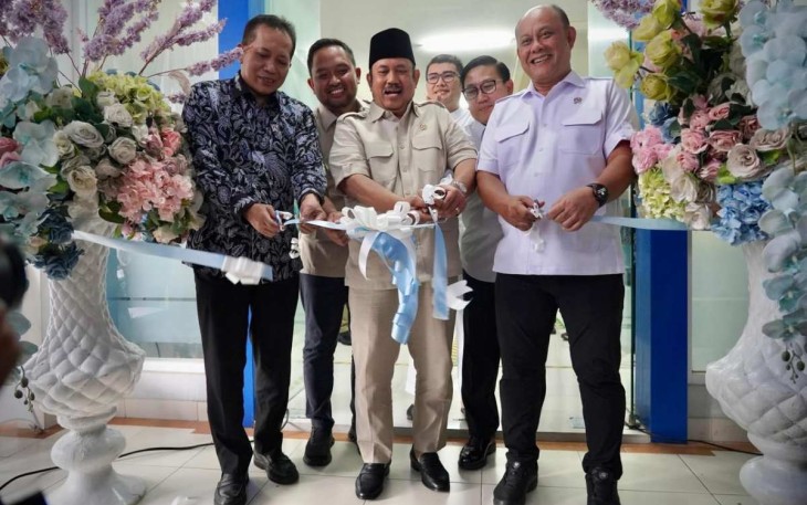 Wamenkop Ferry Juliantono saat peresmian rumah pengolahan susu di Sentul, Bogor, Selasa (22/4)