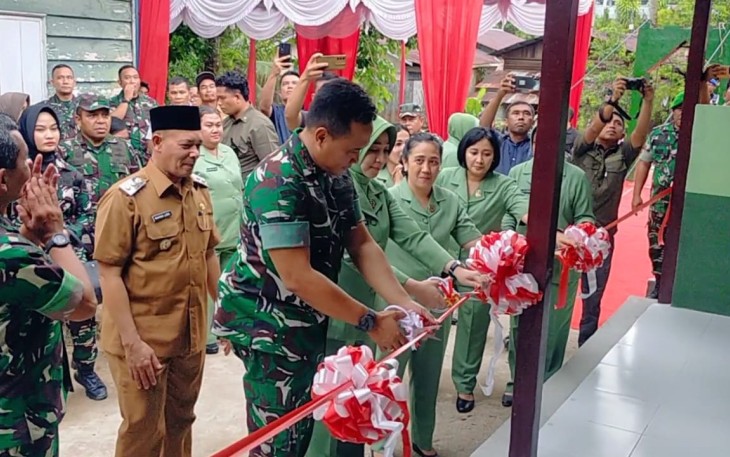 Pangdam I/BB Mayjen TNI Rio Firdianto saat meresmikan renovasi rumah hasil swadaya Kodim 0211/TT, Selasa (22/4)