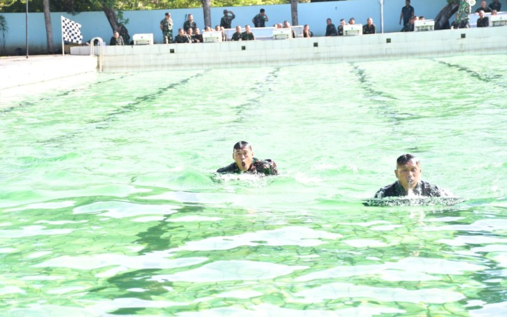 Anggota Kodim Ponorogo Laksanakan Renang Militer