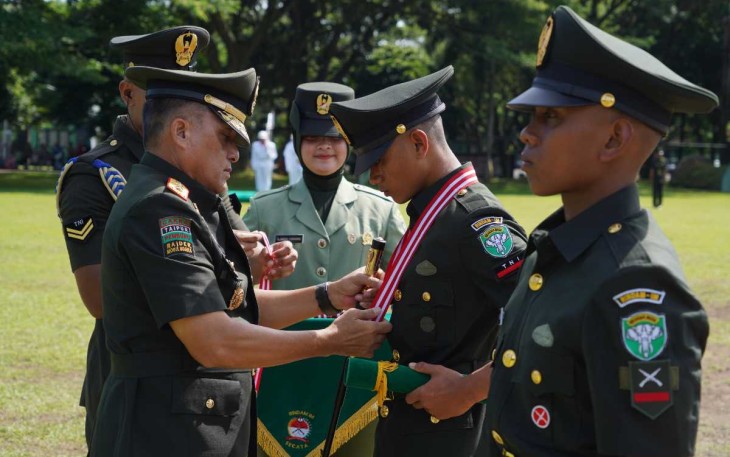 Pangdam IM Mayjen TNI Niko Fahrizal saat melantik prajurit TNI AD pada penutupan Dikmata TNI AD gelombang I TA 2025 di Rindam IM, Jum'at (25/4)