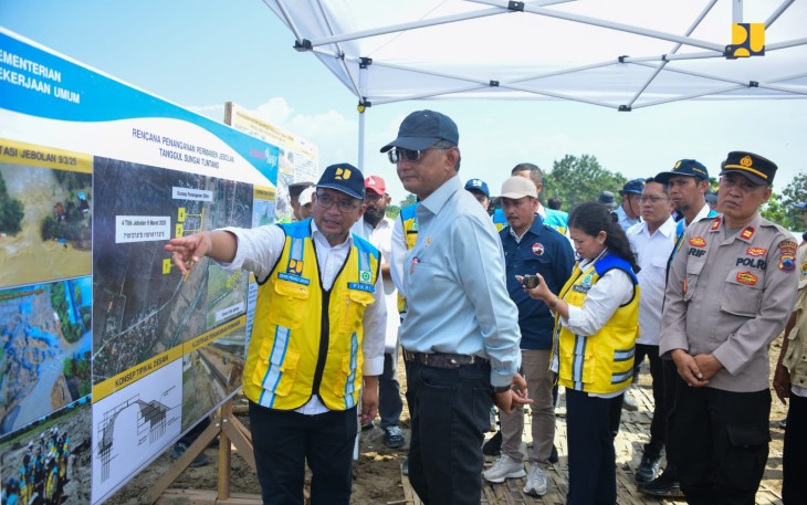 Menteri Pekerjaan Umum Dody Hanggodo meninjau penanganan pada titik-titik jebolan tanggul Sungai Tuntang di Desa Baturagung, Kecamatan Grubug, Kabupaten Grobogan, Sabtu (26/4/2025)