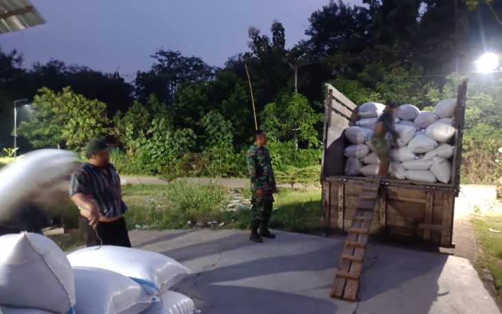 Babinsa Ngrambe Bersama Bulog Dukung Ketahanan Pangan