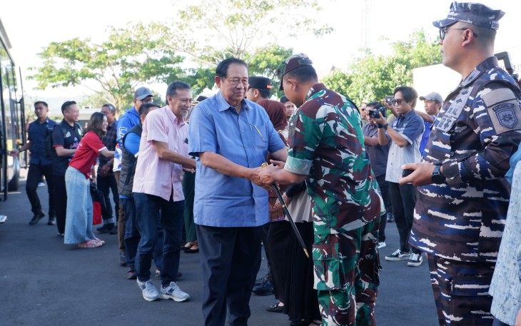 Dandim 0801/Pacitan bersama unsur forkopimda Kabupaten Pacitan menyambut kedatangan Presiden RI Ke-6 Soesilo Bambang Yudhoyono (SBY) beserta rombongan yang pulang ke kampung halamannya di Pacitan, di Museum Galeri SBY-ANI, Kec./Kabupaten Pacitan, Minggu (27/4/2025)