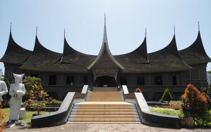 Ilustrasi rumah Gadang, Sumatera Barat 
