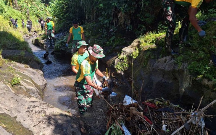 Yonkes 2 Kostrad bersihkan sampah sungai, Selasa (29/4)