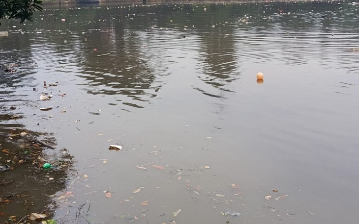 Situ Bahar dengan sampah mencemarinya, Jum'at (2/5)
