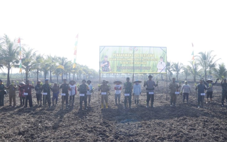 Danrem 121/ABW Tanam Padi di Kabupaten Mempawah 