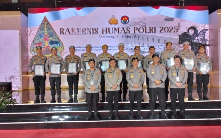Bidhumas Polda Kalteng Terima 2 Penghargaan dari Kadivhumas Polri