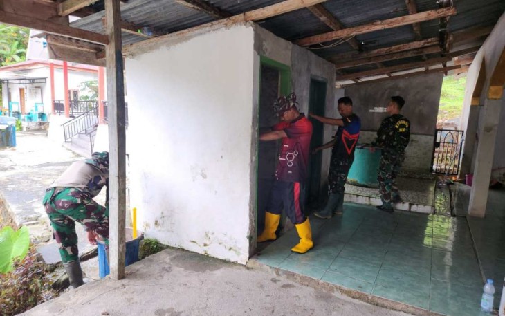 Pembangunan MCK di lokasi TMMD