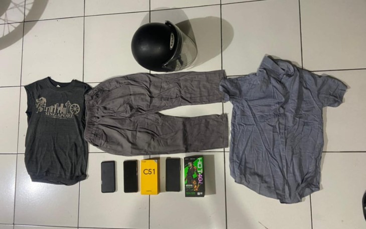 Beberapa handphone hasil curian dan pakaian milik pelaku W (39) diamankan polisi sebagai barang bukti