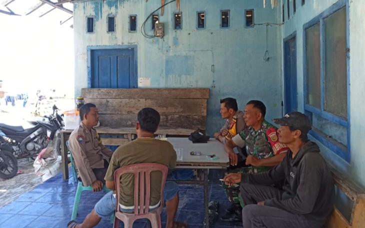 Kebersamaan Warga Bersama Anggota Satgas TMMD  Ke-124 Kodim 0408/BS Saat Istirahat Siang