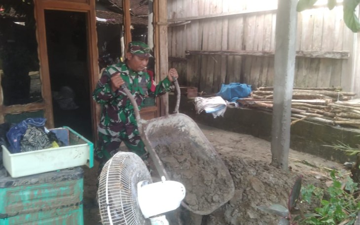 Bersihkan material lumpur rumah warga desa binaan 
