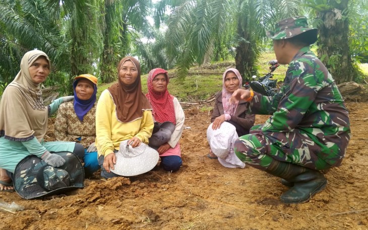 Satgas TMMD Ke-124 Kodim 0408/BS Komsos Dengan Ibu-Ibu