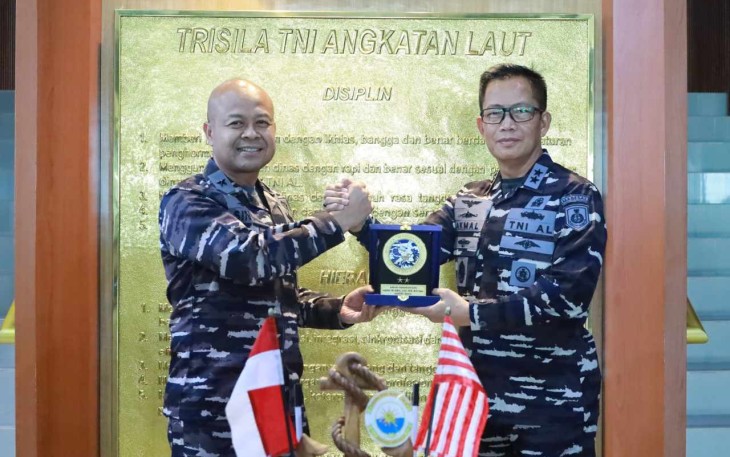 Kepala Staf Koarmada III Laksamana Pertama Singgih Sugiarto memberikan cenderamata 