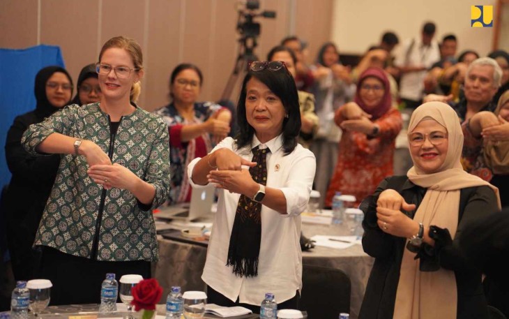 Wamen PU Diana Kusumastuti (tengah)