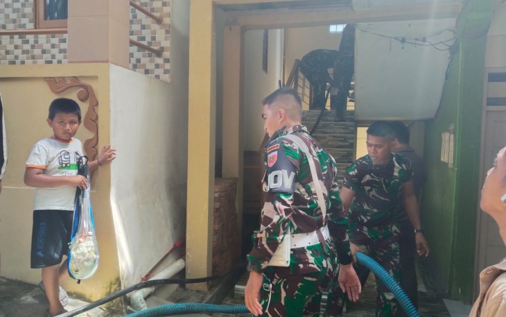 Personel Yonkav 10/Mendagiri padamkan rumah warga