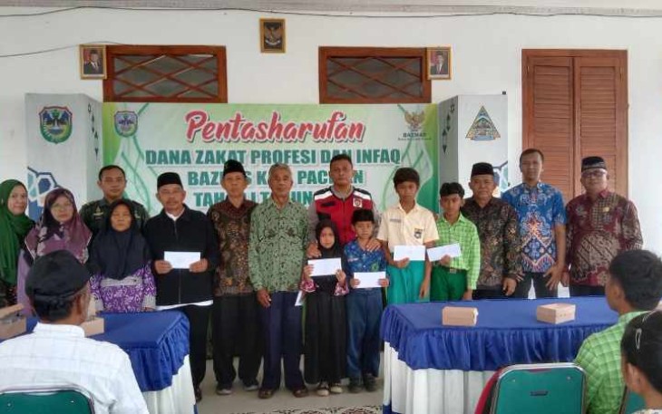 Penyerahan zakat simbolis di wilayah desa binaan 